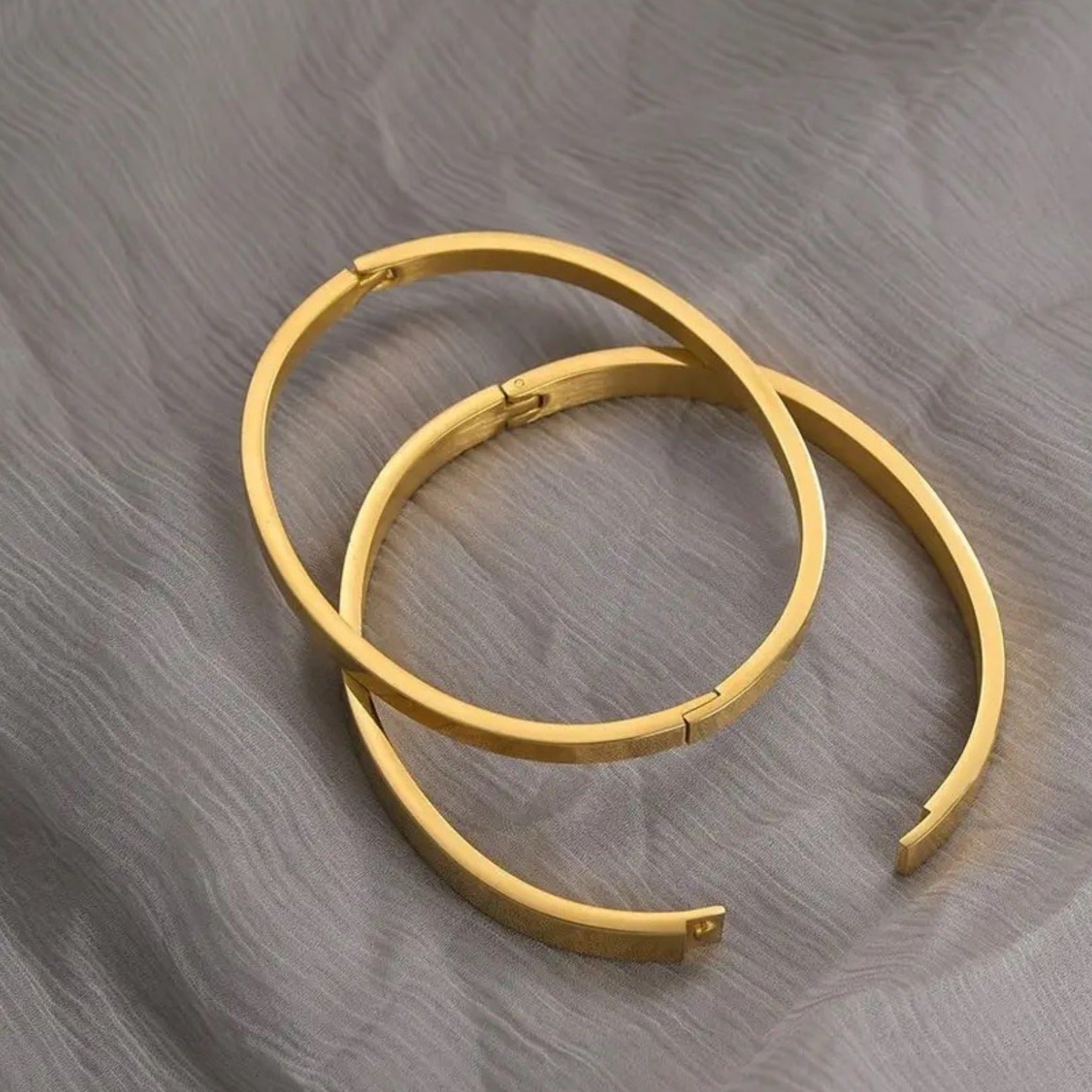 Round Golden brecelet/ Bangle for Men/ Women