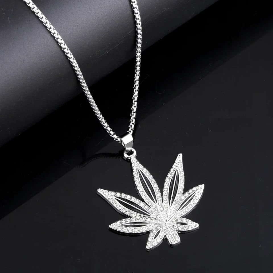 Leaf pendent for Men Women